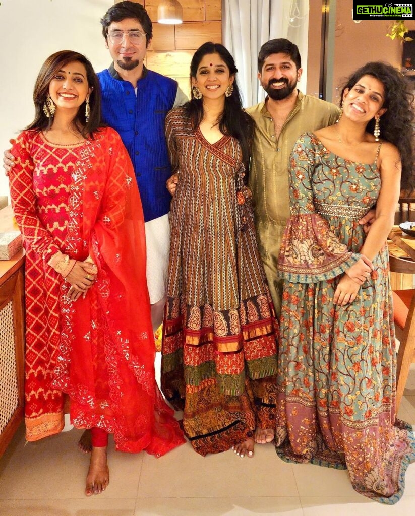 Nyla Usha Instagram - Diwali with favourites 🧨🪔🍯 An evening of good food and good people and dress ups and photos and playing games and fighting for prizes and singing 80s Bollywood songs and Chachas heartwarming laughter ♥️... cute🤌🏻 @rjnimmy @arfaz_iqbal @adhipa @aneeseats .... Rohit Rahul and Sid(missing in the pics) Chaacha and Chachi(missing on insta)
