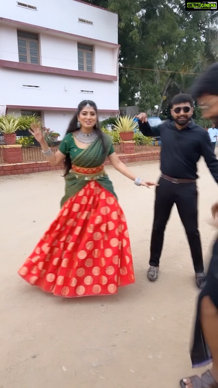 Papri Ghosh Instagram - Duet turned into trio @jishnumen_official #trending #tamil #song #dance #duo #bloopers #trio #costume @zyr_designingstudio @stitch_vyshnavee_sarath #jewelry @chennai_jazz