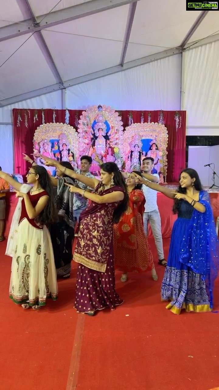 Papri Ghosh Instagram - #smca #durgapuja #fun #group #dance #actress #bengali #festival @rup.1234 @somalichatterjee_._ @banhisikhakundu 14th Cross Street