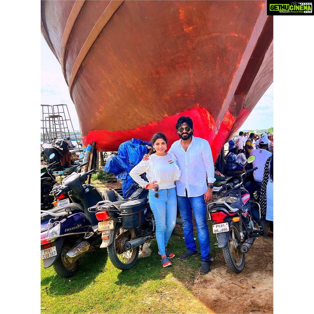 Papri Ghosh Instagram - We wish you a happy Krishna Janmashtami ☺️☺️. #happykrishnajanmashtami #krisnajanmastami #pandavarillam #suntvserial #loveourfamily #paprighosh #naresheswar Pondicherry Beach