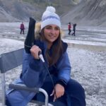 Parineeti Chopra Instagram – My saviour on the #Uunchai shoot. Proud to announce that everyone on set stole my trick.🥶 

#ActorSecrets #Hairdryer #Jugaad Nepal
