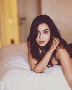 Parvatii Nair Instagram - You never know how strong you are until being strong is the only choice that you have. 

📸: sickfreek 

Outfit @meghakapoorofficial
Styled by @natashaabothra with @simstyles20
Team @teamnatashaabothra
Accessories @rubans.in @oakponionpr