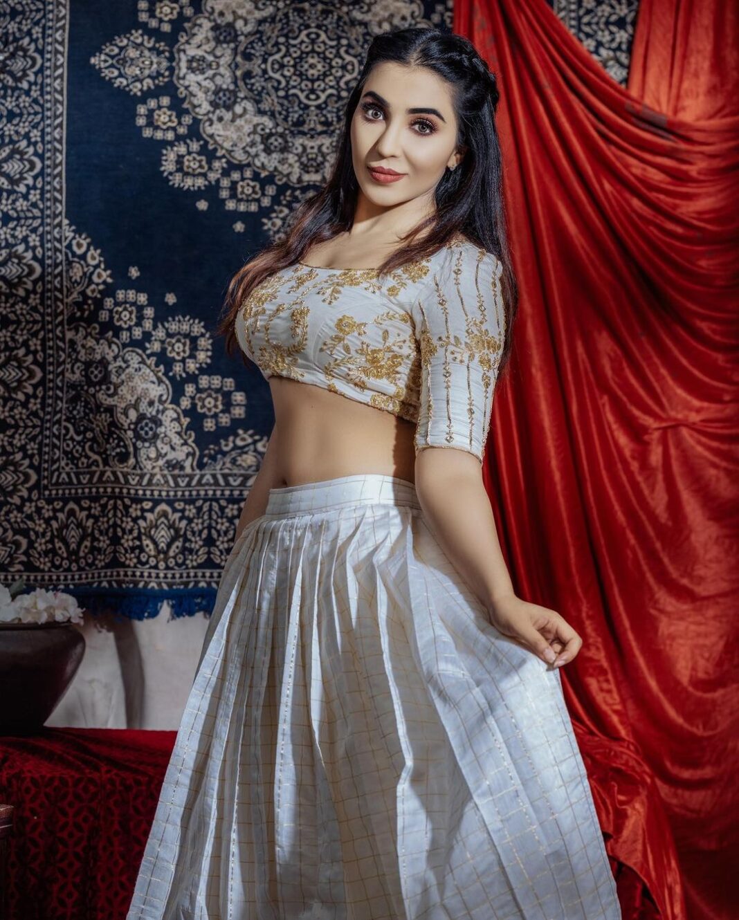 Parvatii Nair Instagram - 👩🏻💃🏻 Photography :@raghul_raghupathy Mua :@kaviyaartistry_off Outfits : Hair: @achusai_makeupartist Retouch @sam_retouch