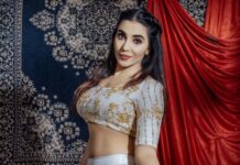 Parvatii Nair Instagram - 👩🏻💃🏻 Photography :@raghul_raghupathy Mua :@kaviyaartistry_off Outfits : Hair: @achusai_makeupartist Retouch @sam_retouch