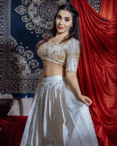 Parvatii Nair Instagram - 👩🏻💃🏻 Photography :@raghul_raghupathy Mua :@kaviyaartistry_off Outfits : Hair: @achusai_makeupartist Retouch @sam_retouch