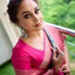 Pearle Maaney Instagram - This is how i look at @srinish_aravind when Nila needs a Diaper change and swipe right to see my reaction when he says “no da please “ . Make up by @sijanmakeupartist