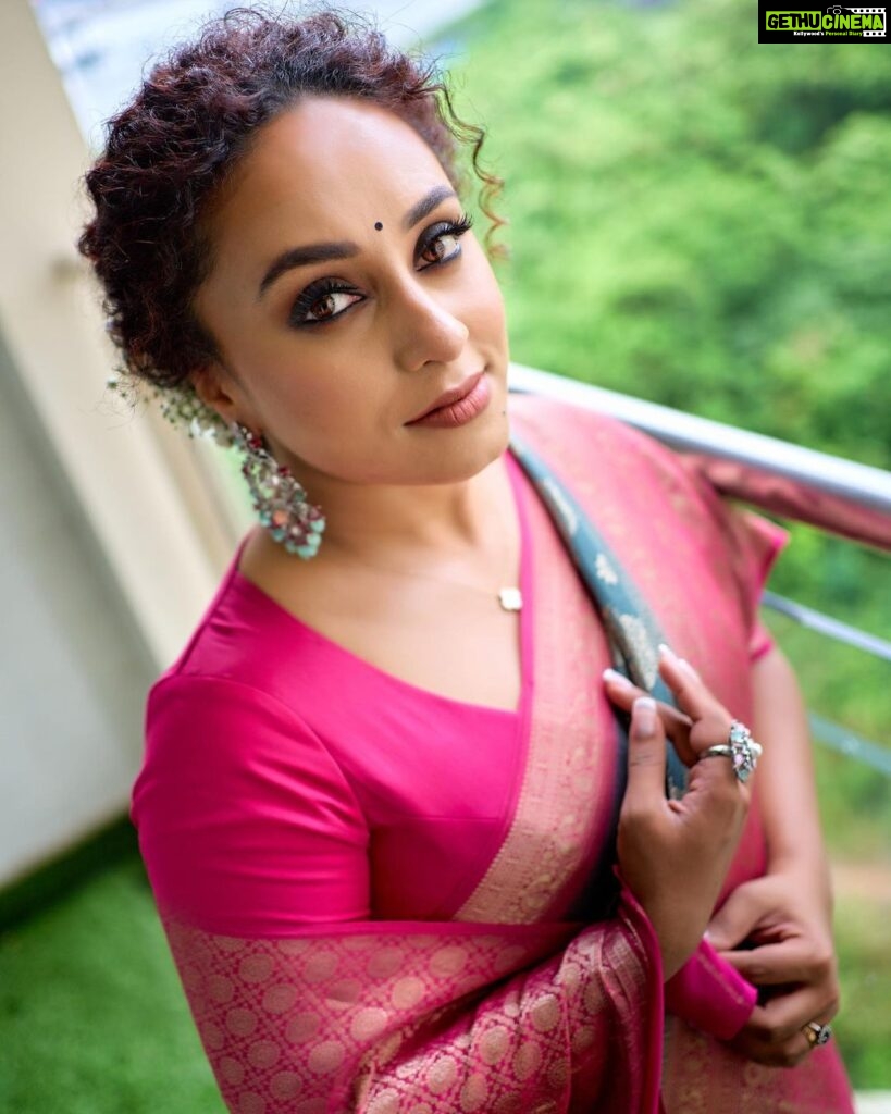 Pearle Maaney Instagram - This is how i look at @srinish_aravind when Nila needs a Diaper change and swipe right to see my reaction when he says “no da please “ . Make up by @sijanmakeupartist
