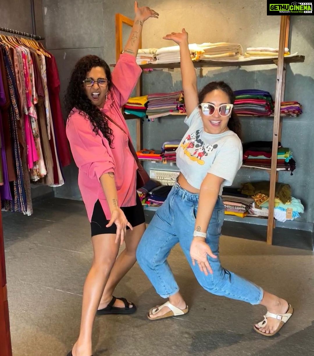 Pearle Maaney Instagram - Now there are two kinds of Poses… the Normal ones and then there is this. @par_vathy ❤️😎 : ‘Wonder Women’ Out Now On Sonyliv and this is a movie that shouldn’t be missed. . Thank you for the clicks @diyaaa_john 🙋♀️ . @saltstudio