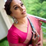 Pearle Maaney Instagram - This is how i look at @srinish_aravind when Nila needs a Diaper change and swipe right to see my reaction when he says “no da please “ . Make up by @sijanmakeupartist