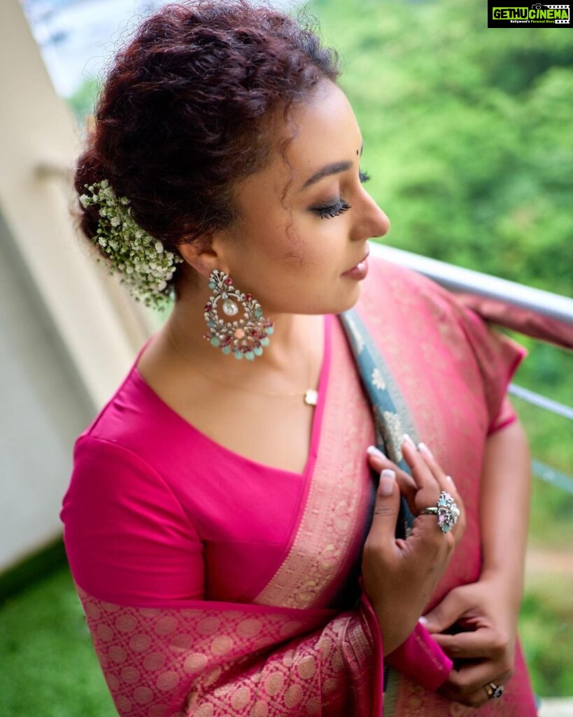 Pearle Maaney Instagram - This is how i look at @srinish_aravind when Nila needs a Diaper change and swipe right to see my reaction when he says “no da please “ . Make up by @sijanmakeupartist