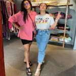 Pearle Maaney Instagram - Now there are two kinds of Poses… the Normal ones and then there is this. @par_vathy ❤️😎 : ‘Wonder Women’ Out Now On Sonyliv and this is a movie that shouldn’t be missed. . Thank you for the clicks @diyaaa_john 🙋‍♀️ . @saltstudio