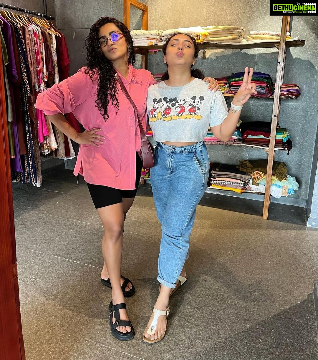 Pearle Maaney Instagram - Now there are two kinds of Poses… the Normal ones and then there is this. @par_vathy ❤️😎 : ‘Wonder Women’ Out Now On Sonyliv and this is a movie that shouldn’t be missed. . Thank you for the clicks @diyaaa_john 🙋♀️ . @saltstudio