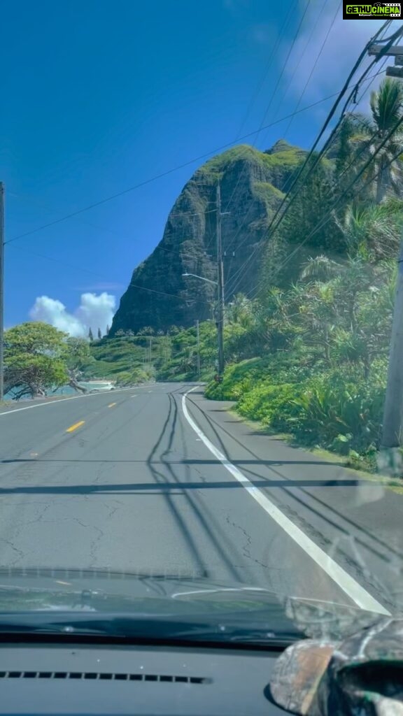 Pooja Kumar Instagram - Our drive everyday from north shore to the city of #honolulu. One side ocean and one side mountain. #motherearth is so beautiful! #hawaii #oahu #honolulu #northshore #america #india #tamil #telugu #hindi