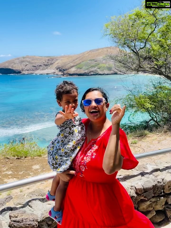 Pooja Kumar Instagram - My little lady and I didn’t have enough of #hanuamabay so we went back to see more fish, more coral, and and enjoy the white sand. This is one of the most beautiful places to visit and if you have not you must. Thanks @vishalrjoshi and @barackobama for introducing this beautiful place to us. Forever grateful and forever changed. #hawaii #islands #snorkeling #water #ocean #aloha #america #india