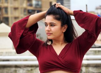 Poonam Bajwa Instagram - 💙🌤️🌧️ ….At least we are under the same sky , You and I! -Ranata Suzuki 📸 @curls_and_curves555