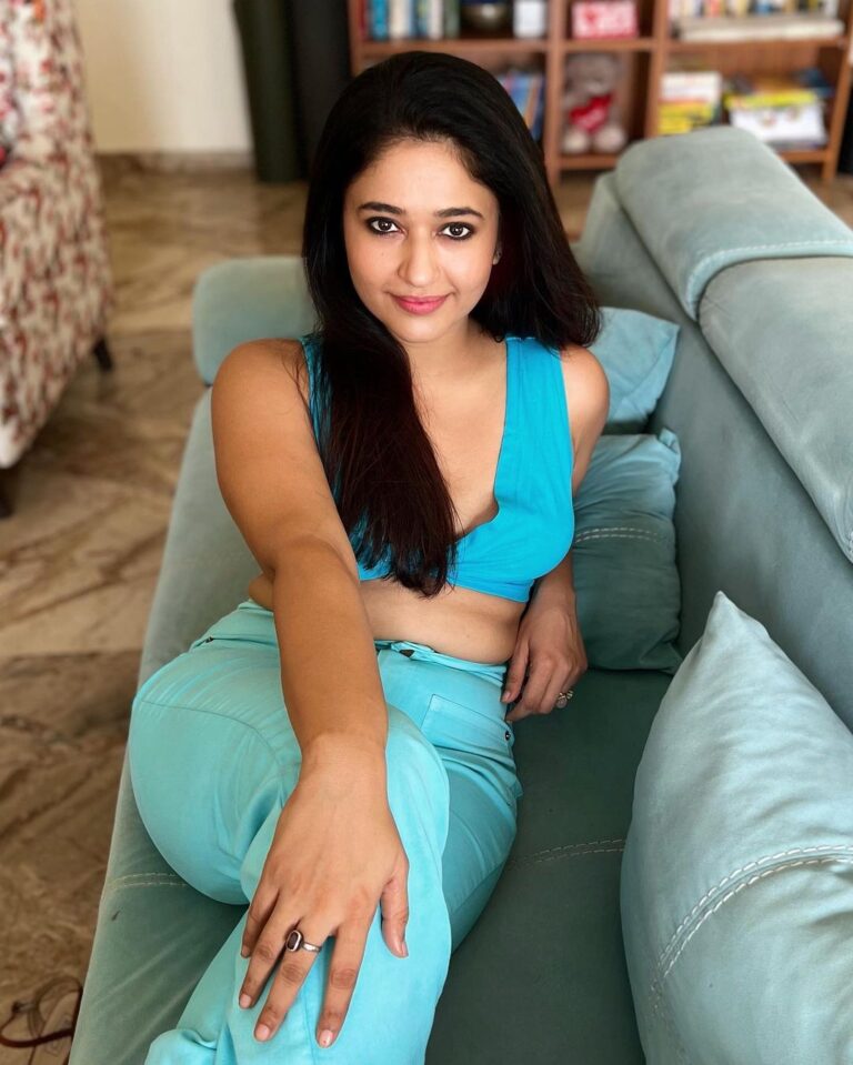Poonam Bajwa Instagram - The game was called Match the couch 🦋 📸 @curls_and_curves555