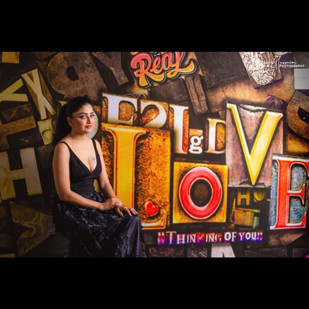 Poonam Kaur Instagram - ❤️ ( I could wear a burqa , I could wear a sari , I could be in dress or a bikini on the beach , u DONT have a right to cross your limits in either of these - my dress is my comfort -your intentions showcase your character ) Note : most of the women who have been raped are fully clad 🙏