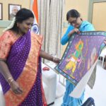 Poonam Kaur Instagram - #patachitrapainting presented by mother in gratitude of #rammandir today at #rajbhavan #azadikaamritmahotsav #jaihind Two women I truly look up to for their simple but rebellious nature🙏