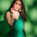 Pragya Jaiswal Instagram - Hare dupatte wali 💚💚 #DiwaliSzn Outfit @sonaakshiraaj Earrings @dolsunjewelsofficial Bangle and ring @anayah_jewellery @spiffypublicrelations Bag and Footwear @fizzygoblet Styled by @anshikaav Style team @roshiijain Make up & Hair by the lovely @athirathakkar 🥰 Pictures by @gohil_jeet