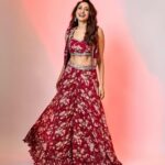 Pragya Jaiswal Instagram – ✨ Festive energy ✨

Outfit @sanabarrejaofficial 
Earrings @dolsunjewelsofficial
Ring @goldenwindow 
Bag @douxamourindia

Styled by @anshikaav 
Style team @roshiijain 

Make up & Hair by the lovely @athirathakkar 💓

Pictures by @gohil_jeet