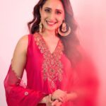 Pragya Jaiswal Instagram - Happy happy Diwali my lovelies 🪔✨ May this year bring you lots of love, light & laddos 💗💗