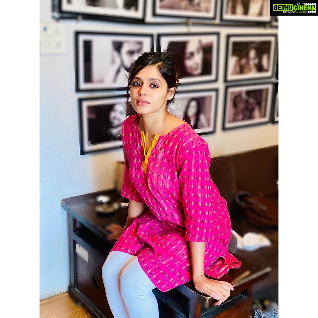 Pranati Rai Prakash Instagram - Completed my method acting course!! 🙌✨🎭 Better, today, everyday! ⚡️☀️ Swipe to see the lovely people in my life and my costume for my final act which is my mom’s kurta that I found interesting and picked up on my trip to Patna this time. ❤️❤️ And special mention to my teacher and a wonderful human, a healer indeed, @vishalhanda for bringing out the best in all of us!! 🤗 Thanks @jeffgoldbergstudio , lots of love!