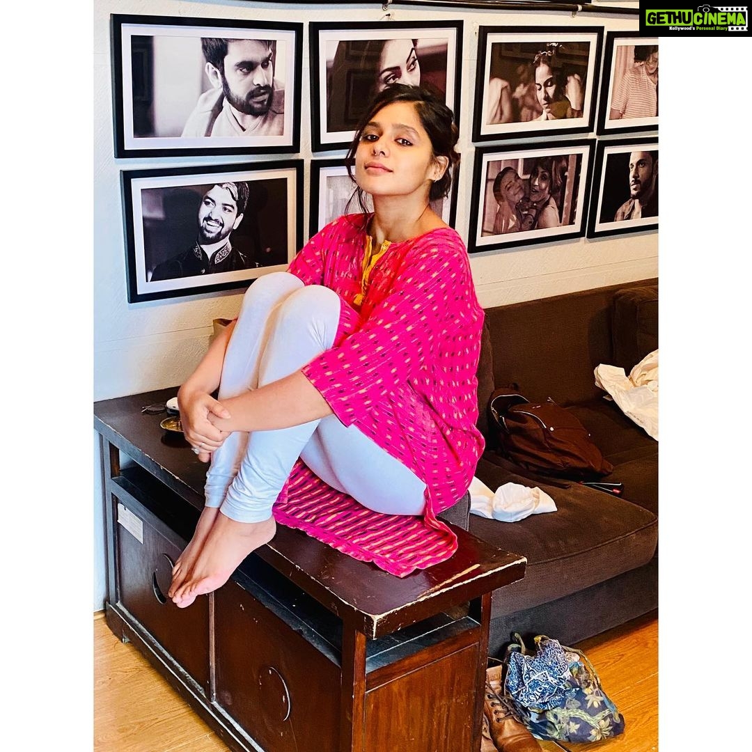 Pranati Rai Prakash Instagram - Completed my method acting course!! 🙌✨🎭 Better, today, everyday! ⚡️☀️ Swipe to see the lovely people in my life and my costume for my final act which is my mom’s kurta that I found interesting and picked up on my trip to Patna this time. ❤️❤️ And special mention to my teacher and a wonderful human, a healer indeed, @vishalhanda for bringing out the best in all of us!! 🤗 Thanks @jeffgoldbergstudio , lots of love!