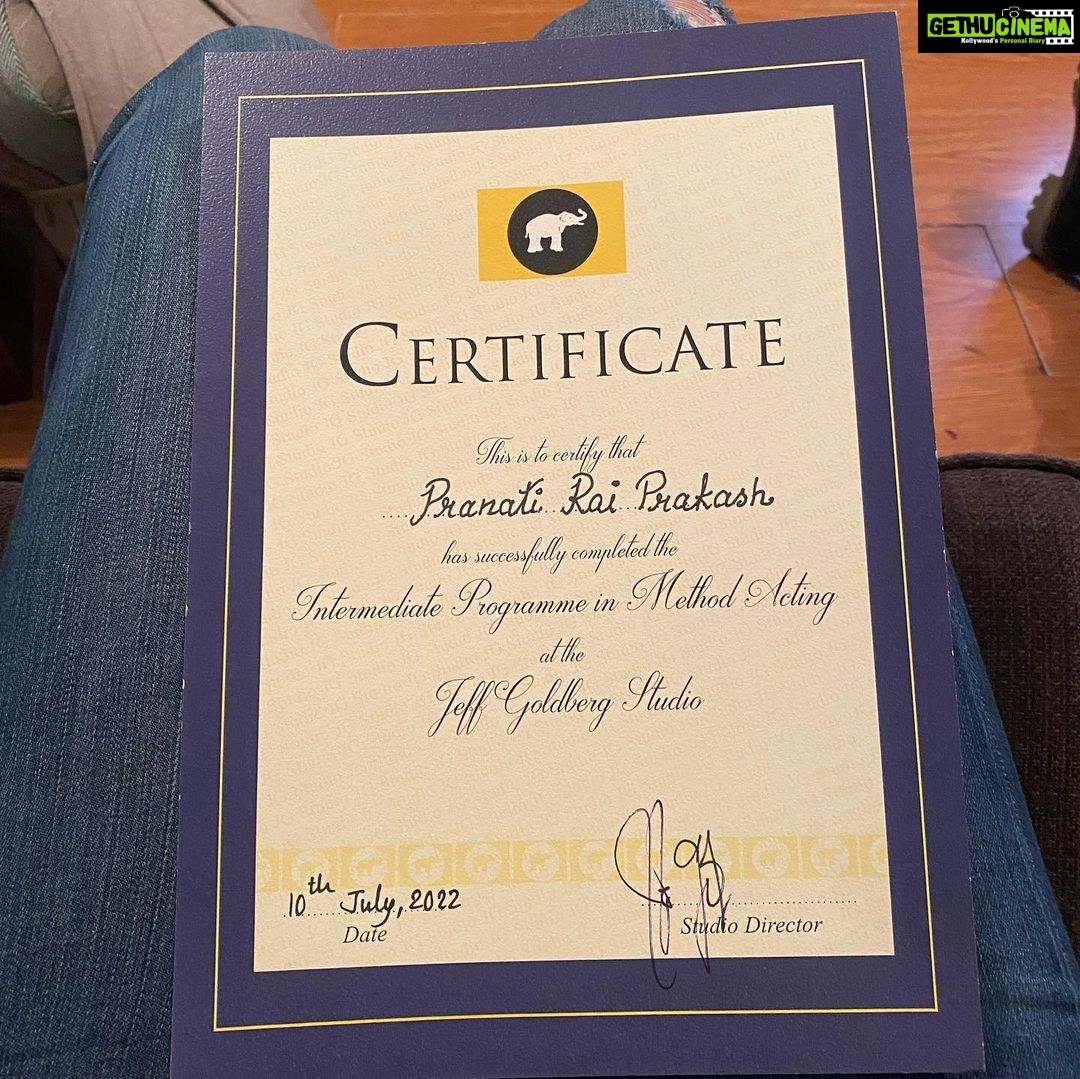 Pranati Rai Prakash Instagram - Completed my method acting course!! 🙌✨🎭 Better, today, everyday! ⚡️☀️ Swipe to see the lovely people in my life and my costume for my final act which is my mom’s kurta that I found interesting and picked up on my trip to Patna this time. ❤️❤️ And special mention to my teacher and a wonderful human, a healer indeed, @vishalhanda for bringing out the best in all of us!! 🤗 Thanks @jeffgoldbergstudio , lots of love!