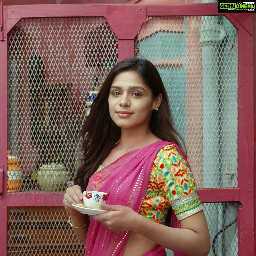 Pranati Rai Prakash Instagram - First is always special! 2 years of ‘Mannphodganj Ki Binny’ 🎉❤️ “Jiyo toh khul ke jiyo, khud ko bhi na pata ho aage kya hone wala hai, bas jo dil se sahi lage, kardo” - if Binny had a philosophy. Shoutout to @applausesocial my director @vikschandra writer @amitoshnagpal author @authorrachna Dop @mitchinder creative team @deeyasingh1 , Kuri, Tanya, everyone! All my co-actors 🌸 Web series on @mxplayer #MannphodganjKiBinny