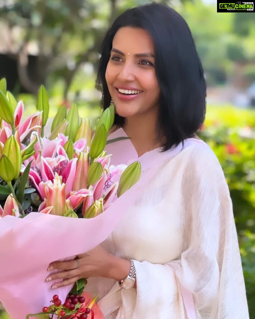 Priya Anand Instagram - May the flowers remind us why the rain was soo necessary - Xan Oku 🌸