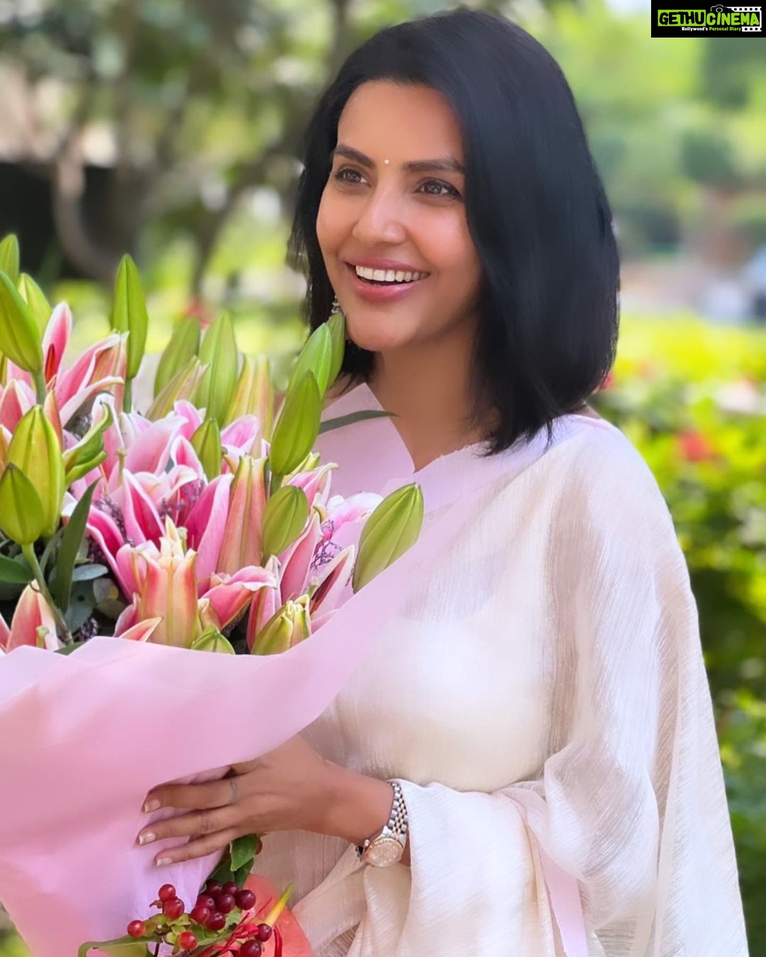 Priya Anand Instagram - May the flowers remind us why the rain was soo necessary - Xan Oku 🌸