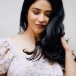 Priyanka Jawalkar Instagram - Being an actor, constant usage of heat tools and styling products is something that we cant escape from. The volume and texture usually take a massive hit. Whats a better way than being able to rejuvenate and detox our roots in the most organic manner. @daburvatikahaircareindia enriched coconut oil, not only nourishes your hair but also reduces 90% hairfall in just 4 weeks. The #vatikascrunchiechallenge is something that i took up after which I observed some significant results. Dont trust me? You should take it up too 💁🏻‍♀ I nominate @sakshibes to take up the challenge further. #ScrunchieSquad #VatikaScrunchieChallenge #ScrunchieChallenge #ad