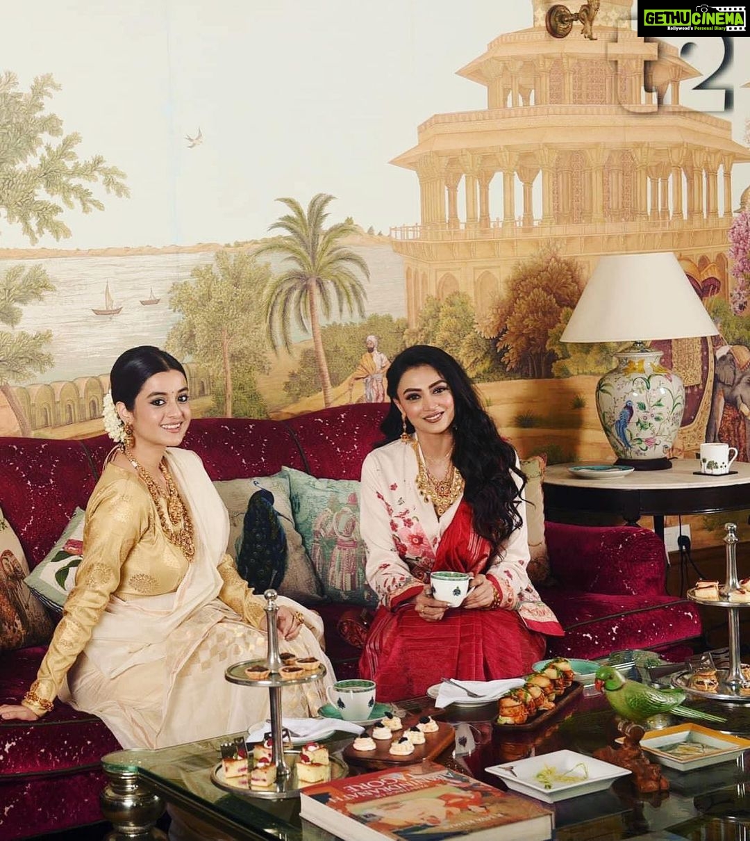 Priyanka Mondal Instagram - @t2telegraph @chakrabortysaionee ♥️ Styled by @pinkykenworthy Costume by @fabindiaofficial Make up by @mainak.mk_up Jewellery @avama_jewellers 📸 @rashu.peace With beautiful @darshanabanik #priyankamondalofficial Glenburn Penthouse