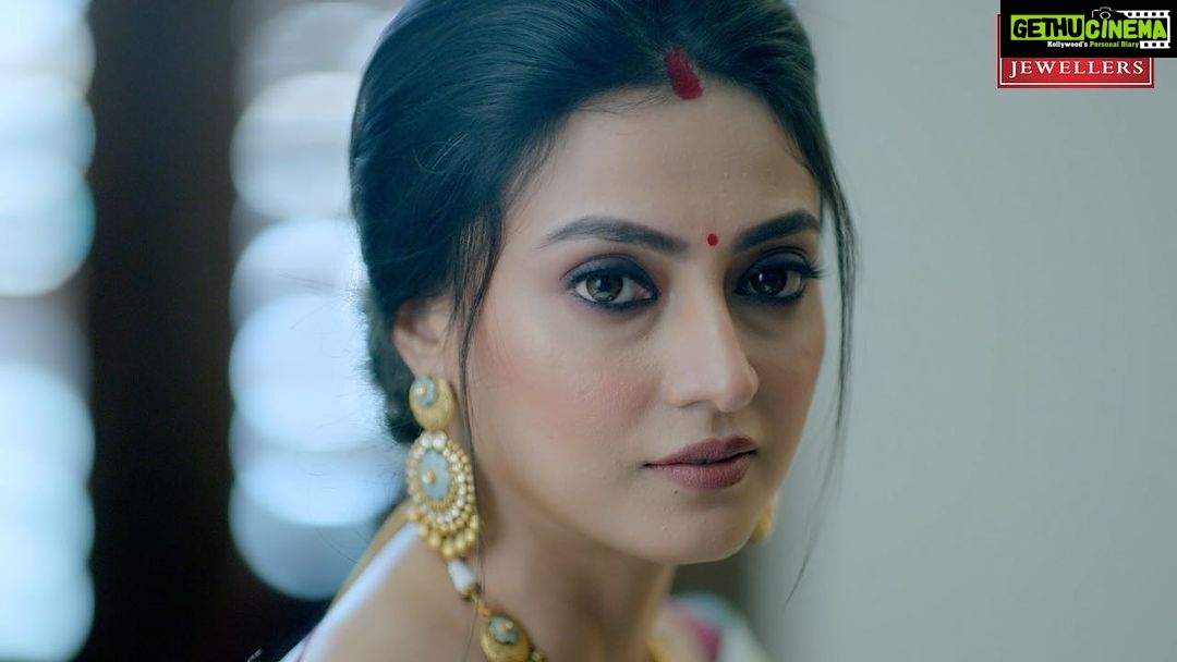 Priyanka Mondal Instagram - The fun and grandeur of weddings always come enveloped in an emotional roller coaster that a bride-to-be experiences. But the presence of a near and dear ones makes her Bride Ready. #priyankamondalofficial This wedding season, be Bride Ready with the blessings from your loved ones and mesmerizing pieces from B.C.Sen Jewellers. Explore their latest Bridal Collection 2022 crafted to capture the splendour of Indian weddings. For more bridal stories, don't forget to follow @bcsenjewellers Thank you @iamericroy Much much love to you @senshalini90 Thank you @sahababusona @ginni_love21 , @kiara_sen111 And love you @susmita_cjee Thank you @anitirtha & @turjaghosh_dop