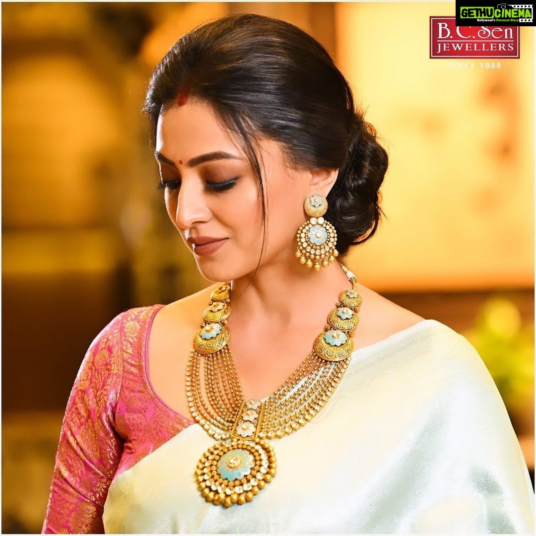 Priyanka Mondal Instagram - Explore the enthralling Bridal Collection 2022 at your nearest B.C.Sen Jewellers showroom. @somnath_roy_photography @sahababusona @kiara_sen111 @ginni_love21 thank you @senshalini90 ♥️ #priyankamondalofficial