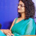 Priyanka Nair Instagram - ഇരുളിന്‍ മഹാ നിദ്രയില്‍ നിന്‍ ഉണര്‍ത്തി നീ നിറമുള്ള ജീവിത പീലി തന്നു എന്‍റെ ചിറകിനാകാശവും നീ തന്നു , നിന്‍ ആത്മ ശിഖരത്തില്‍ ഒരു കൂടു തന്നു ഒരു കുഞ്ഞു പൂവിലും തളിര്‍ കാറ്റിലും നിന്നെ നീയായ് മണക്കുനതെങ്ങു വേറെ ജീവന്‍ ഒഴുകുമ്പോള്‍ ഒരുതുള്ളി പൊഴിയാതെ നീതന്നെ നിറയുന്ന പുഴയെങ്ങു വേറെ കനവിന്‍റെ ഇതളായ് നിന്നെ പടര്‍ത്തി നീ വിരിയിച്ചോ- ആകശം എങ്ങു വേറെ ഒരു കൊച്ചു രാപാടി കരയുമ്പോഴും നേര്‍ത്തോ -അരുവിതന്‍ താരാട്ടു തളരുമ്പോഴും കനിവില്‍ ഒരു കല്ല്‌ കനിമധുരം ആകുമ്പോഴും കാലം ഇടരുമ്പോഴും നിന്‍റെ ഹൃദയത്തില്‍ ഞാന്‍ എന്‍റെ ഹൃദയം കൊരുത്തിരിക്കുന്നു നിന്നില്‍ അഭയം തിരഞ്ഞു പോകുന്നു അടരുവാന്‍ വയ്യ നിന്‍ ഹൃദയത്തില്‍ നിന്‍ എനികേതു സ്വര്‍ഗം വിളിച്ചാലും ഒരുകി നിന്‍ ആത്മാവിന്‍ ആഴങ്ങളില്‍ വീണു പോലിയുമ്പോഴാ-എന്‍റെ സ്വര്‍ഗം നിന്നില്‍ അടിയുനതെ നിത്യ സത്യം LuLu MALL Trivandrum