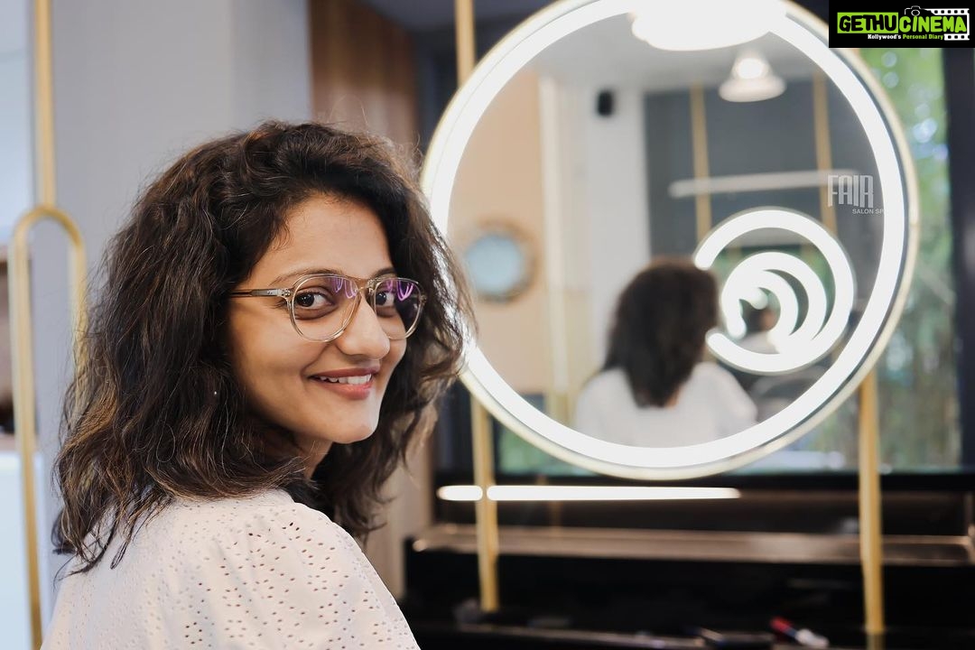 Priyanka Nair Instagram - 📸 @shalupeyad @fairsalon #mirrorclick #photography#priyankanair