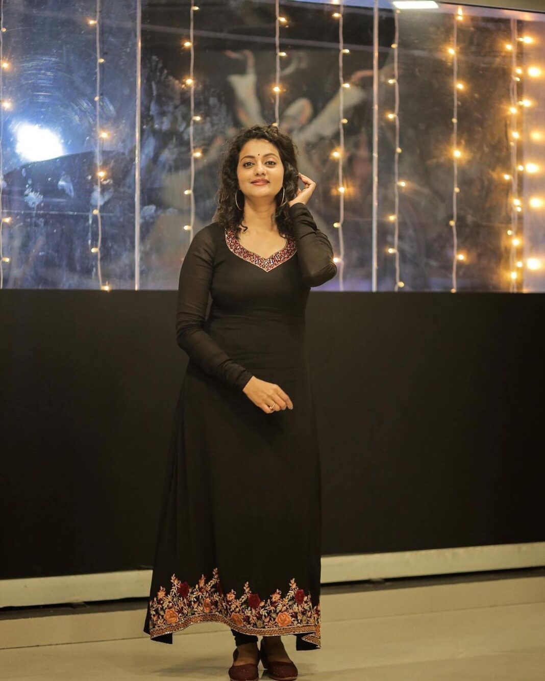 Priyanka Nair Instagram - Costume - @aanunobbyofficial #priyankanair #inblack