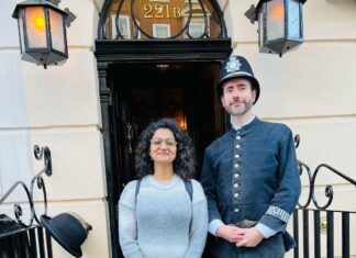 Priyanka Nair Instagram - Just before stepping into the world of crime 🔍 📸 @shalugeorge91 @sgeorge_mua #backerstreet221b #london#priyankanair#worldofcrime The Sherlock Holmes Museum