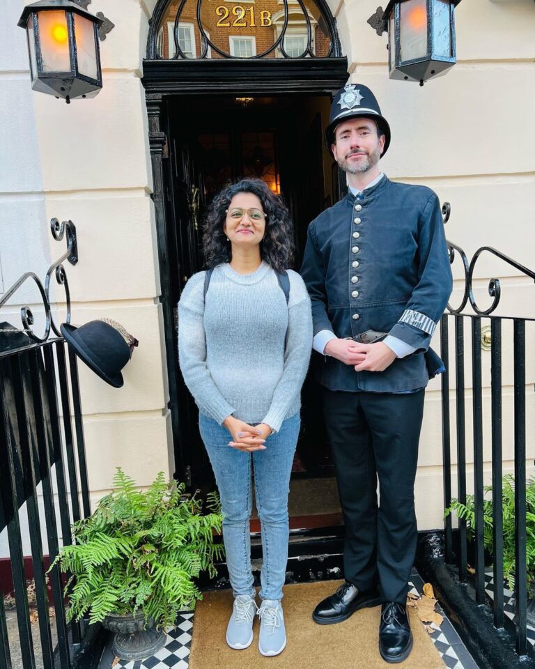 Priyanka Nair Instagram - Just before stepping into the world of crime 🔍 📸 @shalugeorge91 @sgeorge_mua #backerstreet221b #london#priyankanair#worldofcrime The Sherlock Holmes Museum