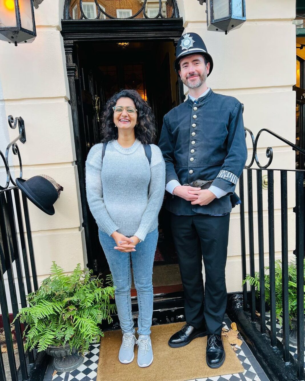 Priyanka Nair Instagram - Just before stepping into the world of crime 🔍 📸 @shalugeorge91 @sgeorge_mua #backerstreet221b #london#priyankanair#worldofcrime The Sherlock Holmes Museum