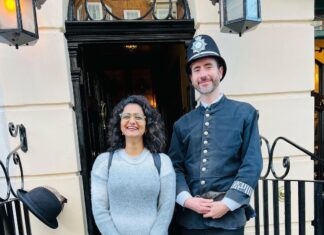 Priyanka Nair Instagram - Just before stepping into the world of crime 🔍 📸 @shalugeorge91 @sgeorge_mua #backerstreet221b #london#priyankanair#worldofcrime The Sherlock Holmes Museum