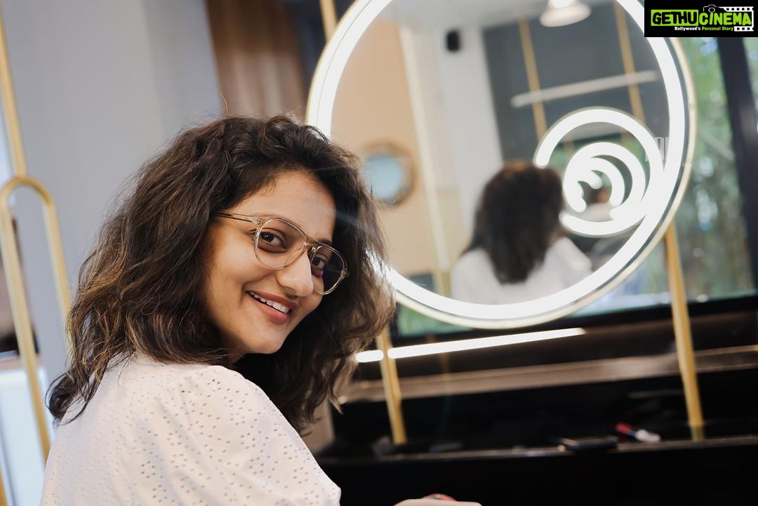 Priyanka Nair Instagram - 📸 @shalupeyad @fairsalon #mirrorclick #photography#priyankanair