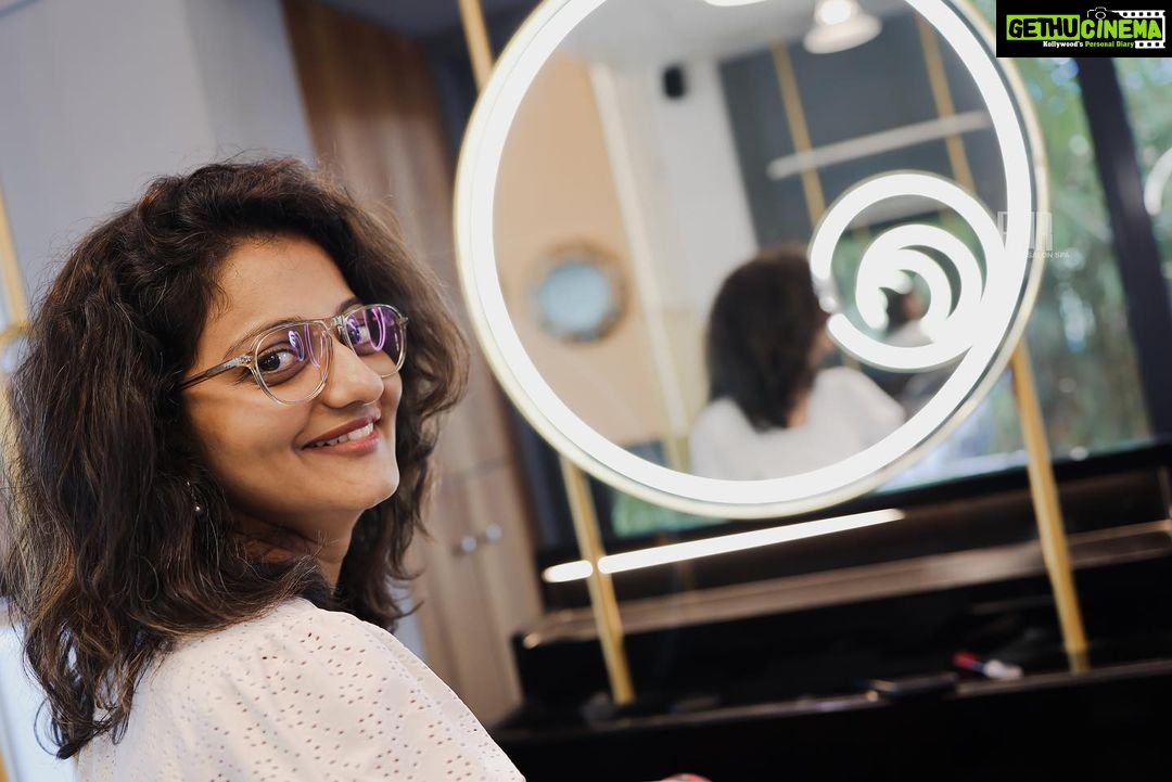 Priyanka Nair Instagram - 📸 @shalupeyad @fairsalon #mirrorclick #photography#priyankanair