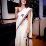 Priyanka Nair Instagram – Nothing shakes the smiling heart.
#sareelove #instafashion #priyankanair