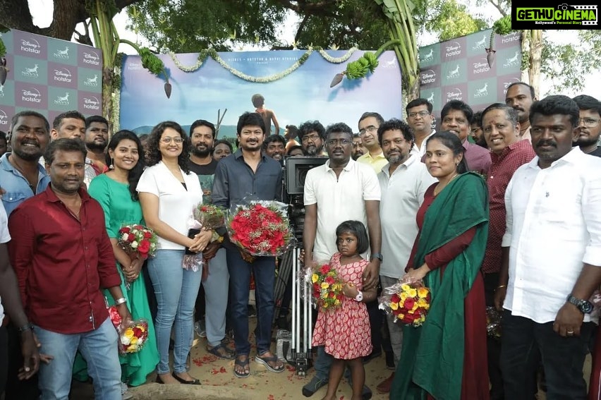 Priyanka Nair Instagram - Its an absolute pleasure to be part of @mariselvaraj84 's #Vaazhai .Thank you @udhay_stalin for gracing this wonderful occasion and kickstarting our shoot. @disneyplushotstar #disneyplushotstar #mariselvaraj #priyankanair
