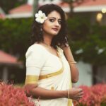 Priyanka Nair Instagram – ഓരോ ദലവും വിടരും മാത്രകള്‍,
ഓരോ വരയായി വര്‍ണ്ണമായി,
ഒരു മണ്‍ചുമരിന്‍റെ നെറുകയില്‍ നിന്നെ,
ഞാനൊരു പൊന്‍ ചിലമ്പായെടുത്തുവച്ചു 
♥️♥️♥️♥️♥️
📸 @shalupeyad 
Costume – @kasavumall 
#intenselove #nostalgia #priyankanair