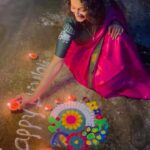 Priyanka Nair Instagram - Happy Diwali 🪔 📸 @priyada_nair #diwali#festivaloflights#saree#lights#festivevibes#familytime#crackers#reels#priyankanair#devaraagam#shashikalacharthiya#sreedevi#aravindswamy#reelsinstagram