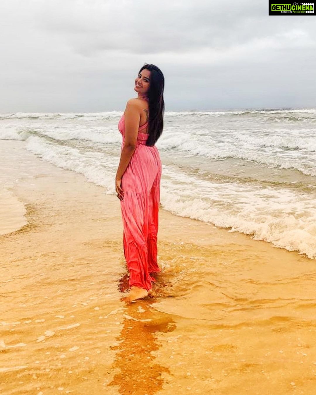 Pujita Ponnada Instagram - In my element 💫 Thanks for the love you are all showing for ‘Aakasa Veedhullo’, you guys made my week 💗 Pic credit: @pethakamsetti 😘 #pujitaponnada #actor #love #happiness #goadiaries The Southern Deck