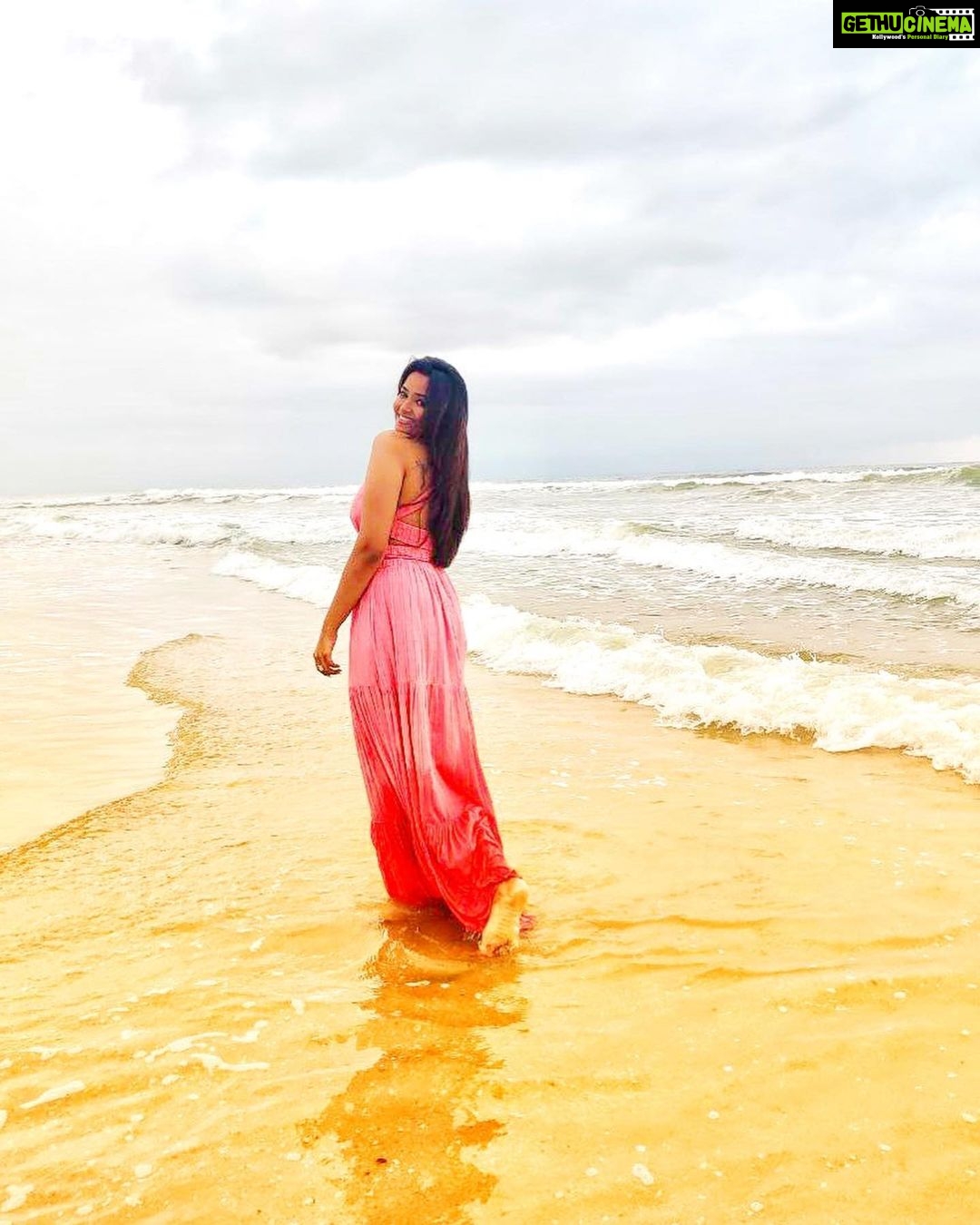 Pujita Ponnada Instagram - In my element 💫 Thanks for the love you are all showing for ‘Aakasa Veedhullo’, you guys made my week 💗 Pic credit: @pethakamsetti 😘 #pujitaponnada #actor #love #happiness #goadiaries The Southern Deck